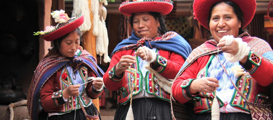 Women from Peru using tools to knit. © Deb Dowd / Unsplash