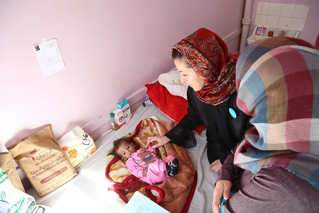 Jeudi 19 janvier 2017 ? La représentante de l?UNICEF au Yémen, Meritxell Relano, prend des nouvelles d?un petit garçon souffrant de malnutrition à l?hôpital Al-Sabeen de Sanaa, au Yémen.