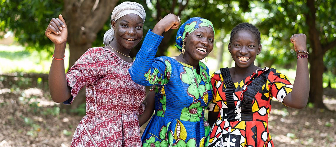 Group of young African women in colourful traditional dresses. | © shutterstock.com