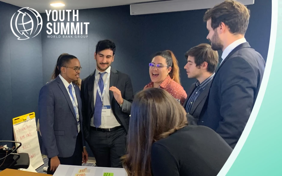 Échanges entre des jeunes lors de la partie compétition du Sommet de la jeunesse du Groupe de la Banque mondiale 2021.