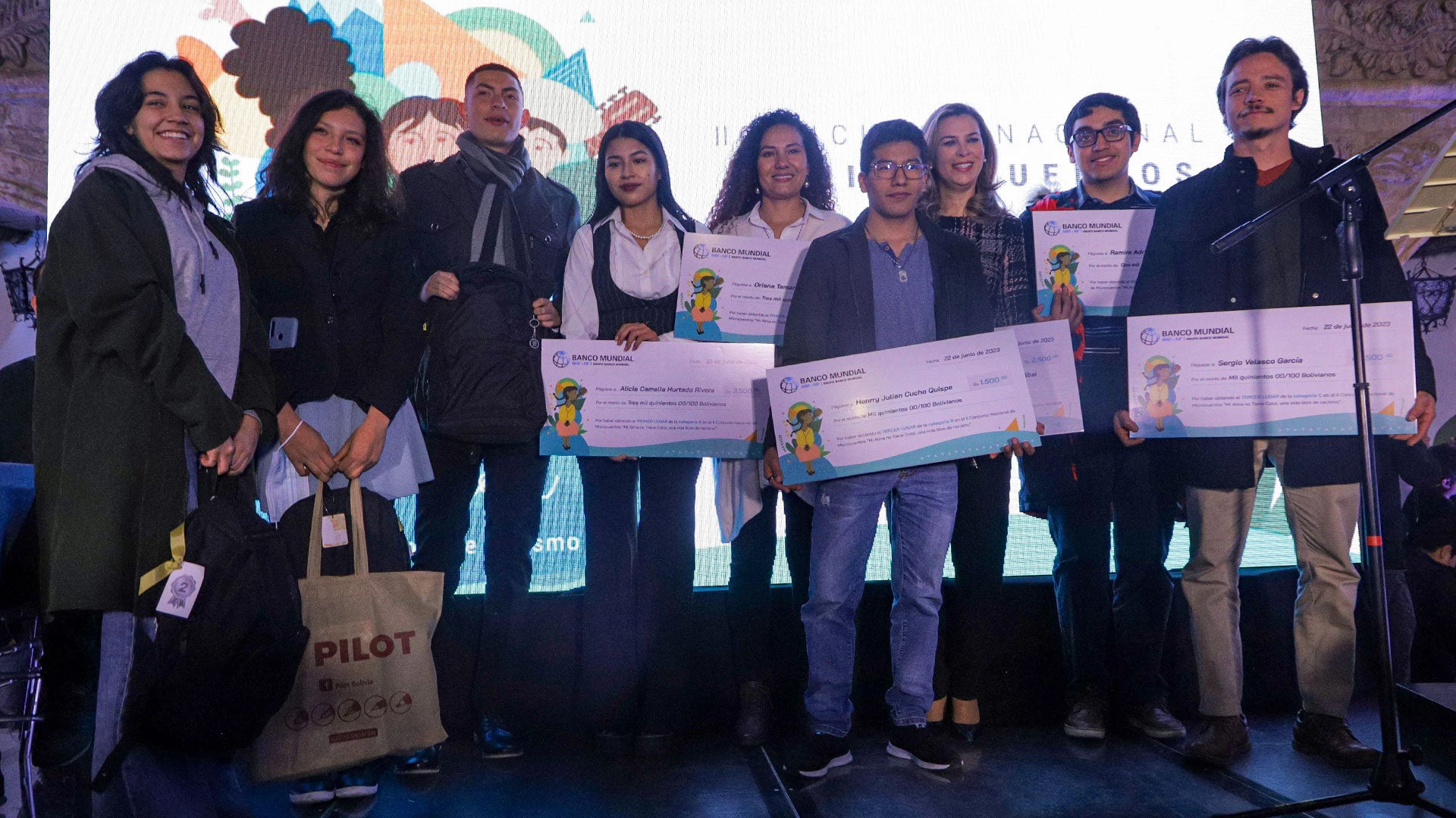 Los nueve ganadores del Concurso "Mi alma no tiene color, una vida libre de racismo" posando para la foto.