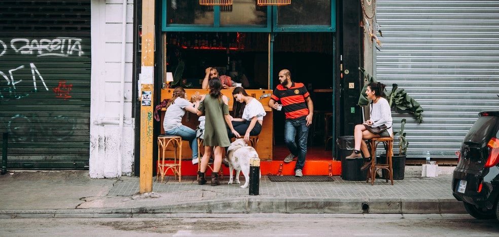 Jeunes dans un café au Liban