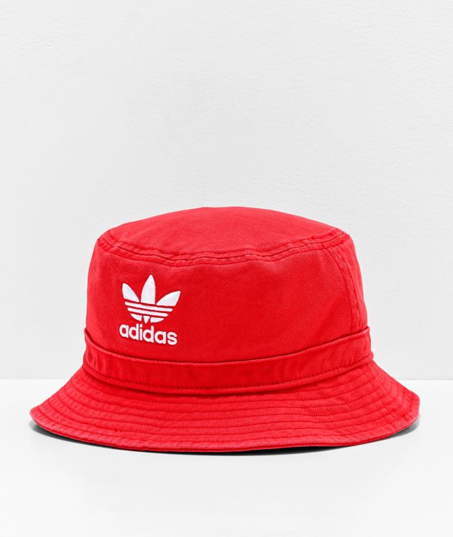 por otra parte, Nadie huella dactilar adidas Originals Washed Red Bucket Hat